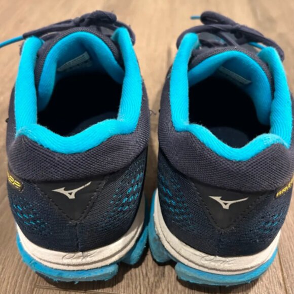 Mizuno Running Shoes (Size 10.5) - Picture 5 of 6